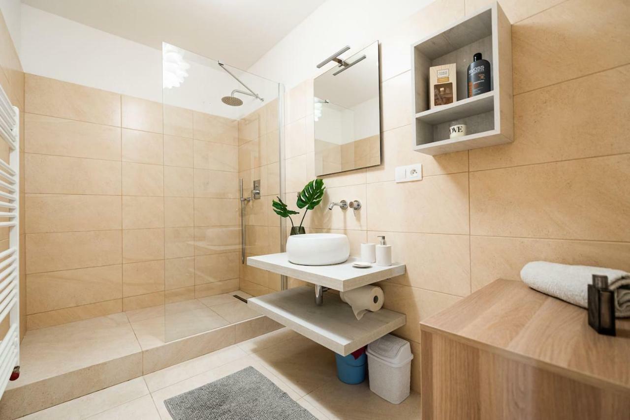 Private 5 Star 3 Room Flat And In-Door Pkg Neutra Exterior foto