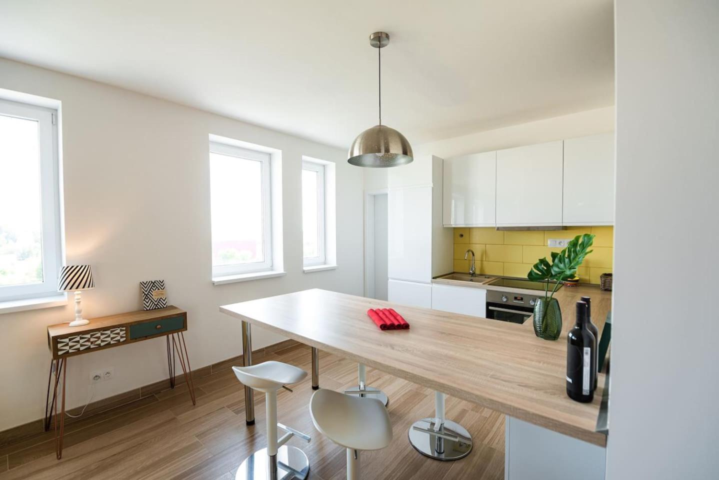 Private 5 Star 3 Room Flat And In-Door Pkg Neutra Exterior foto
